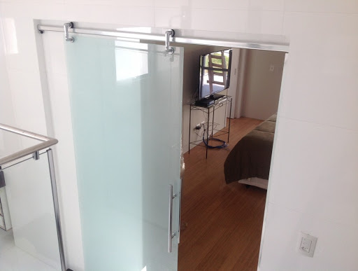 porta-de-correr-de-sala-de-vidro-com-roldanas-aparentes